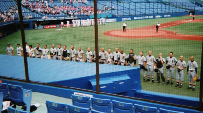 試合終了:応援団にあいさつする葛商ナイン