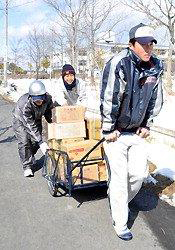 支援物資を運搬する東北高の野球部員=仙台市泉区の東北高で
