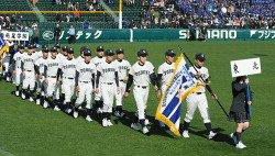 開会式に臨む東北ナイン=阪神甲子園球場で、竹内紀臣撮影