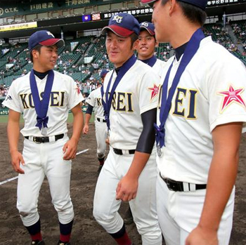 準優勝メダルをかけた光星学院・秋田教良投手(中央)=甲子園球場(志儀駒貴撮影)(写真:産経新聞)
