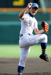 【日南学園・聖光学院】力投する聖光学院の先発・歳内=阪神甲子園球場で2011年8月6日、和田大典撮影