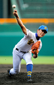 力投する聖光学院先発の歳内=池田良撮影