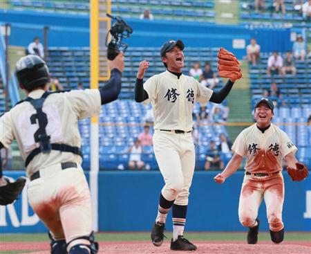 優勝を決め、ガッツポーズして喜ぶ修徳・遊佐=東京・神宮球場(撮影・蔵賢斗)